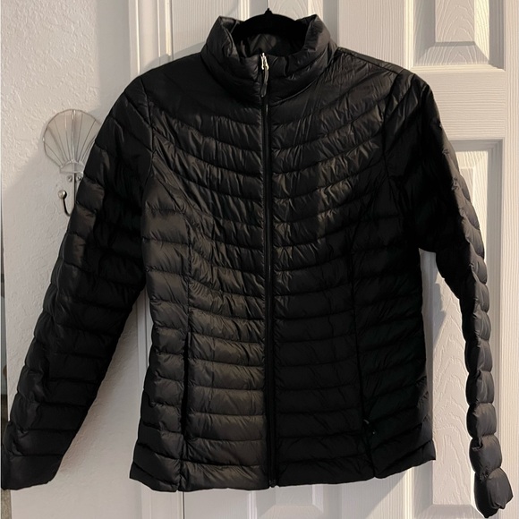 Women's Black puffer Jacket - Picture 10 of 11